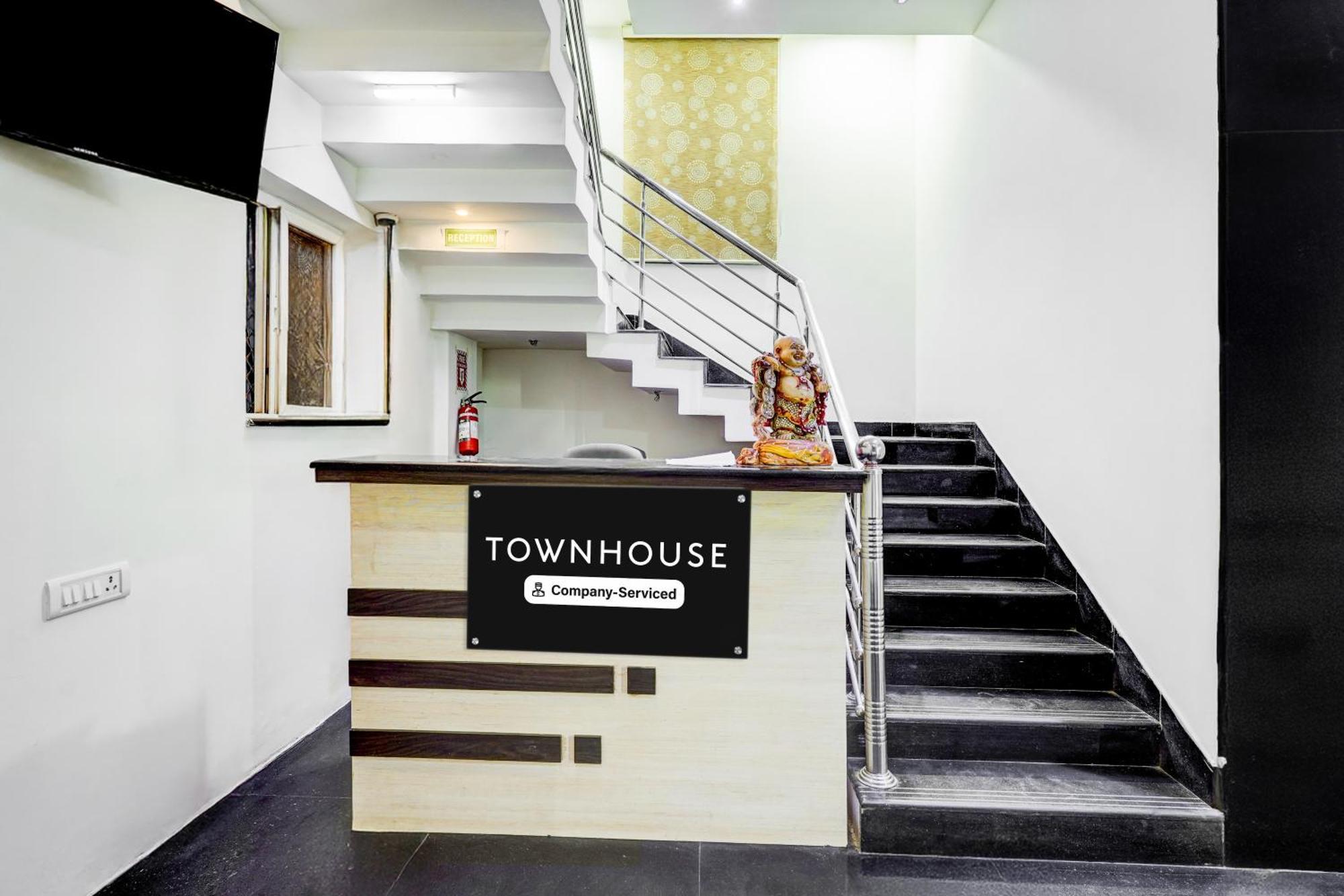 Super Townhouse Near Airport Formerly Sai Bala Budget Hotel